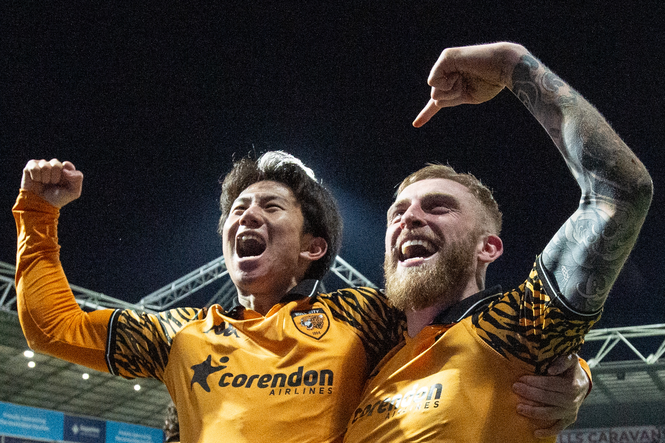 Tigern i bur är på väg att riva sig loss